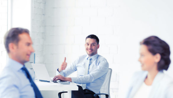 Collaborateur heureux ayant développé des soft skills émotionnelles et comportementales
